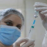Una médico ucraniana prepara una dosis de la vacuna contra la covid en un hospital de Kiev