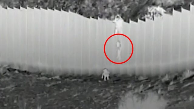 Momento en que las dos niñas son lanzadas por un traficante en la frontera con EEUU