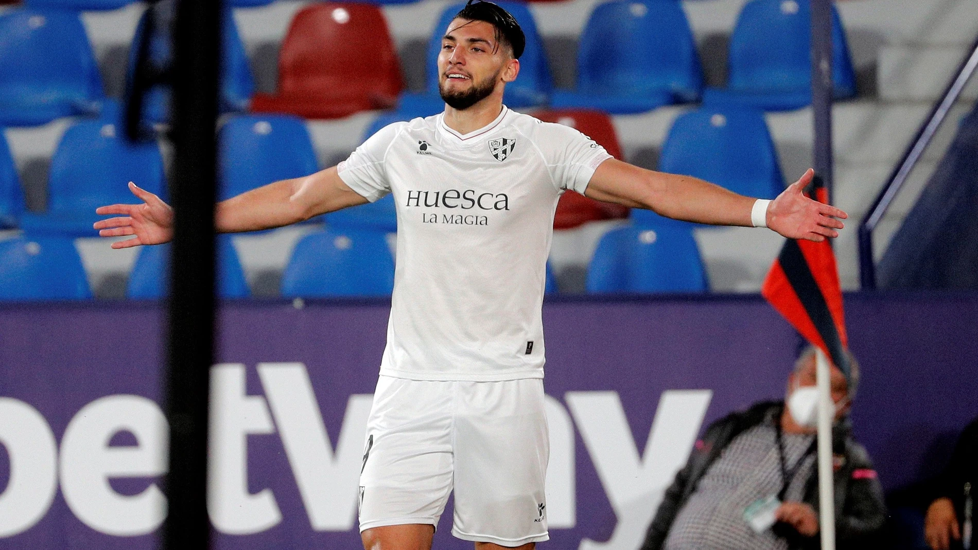 Rafa Mir con el Huesca.