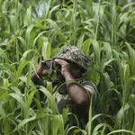 Soldado indio vigilando la frontera entre India y Pakistán.
