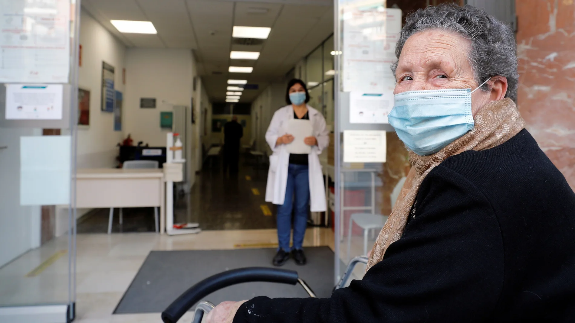 Casi la mitad de los nuevos contagios son personas mayores de 60 años