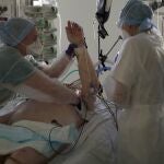 Sanitarios junto a un paciente con covid en el hospital de Amiens Picardie