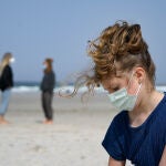 Una niña lleva una mascarilla en la Playa das Salseiras en el municipio de A Laracha, La Coruña