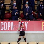 Muniain, tras recibir el trofeo de subcampeón de la Copa del Rey, tras la derrota del Athletic Club ante el Barcelona