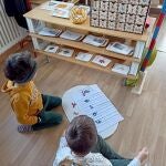 Dos alumnos en una escuela rural de la provincia de Burgos