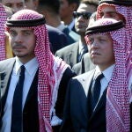 El ex príncipe heredero de Jordania Hamzah bin Al Husein (izq.) con su medio hermano el rey Abdalá de Jordania, en 2004