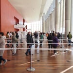 Una fila de persona esperan para recibir la vacuna contra el Covid-19, en el Centro Cultural Miguel Delibes de Valladolid