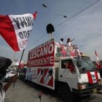 AME6486. LIMA (PERÚ), 29/03/2021.- El candidato presidencial Yonhy Lescano, del partido Acción Popular, saluda a simpatizantes durante una caravana en el distrito de Villa El Salvador, el 29 de marzo de 2021 en Lima (Perú). Ecuador, Perú, y Bolivia protagonizan el próximo domingo, 11 de abril, una atípica megajornada electoral, marcada por la urgencia de sacar adelante agendas políticas que den respuesta al creciente descontento de la población y a la devastación social y económica causada por la pandemia. EFE/Paolo Aguilar