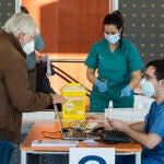 Un hombre entrega su documentación para recibir la vacuna contra el Covid-19, en el Centro Cultural Miguel Delibes de Valladolid