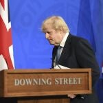 El "premier" Boris Johnson tras su rueda de prensa en Downing Street de esta tarde