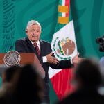 MEX9046. CIUDAD DE MÉXICO (MÉXICO), 05/04/2021.- Fotografía cedida hoy por la presidencia de México, del mandatario mexicano, Andrés Manuel López Obrador, durante una ruda de prensa matutina en Palacio Nacional de la Ciudad de México (México). El presidente de México, Andrés Manuel López Obrador, señaló este lunes que no se vacunará contra la covid-19 debido a que sus médicos le aseguraron que tiene "suficientes anticuerpos" por lo que "no es indispensable" que se inocule en este momento. EFE/Presidencia de México/SOLO USO EDITORIAL/ SOLO DISPONIBLE PARA ILUSTRAR LA NOTICIA QUE ACOMPAÑA (CRÉDITO OBLIGATORIO)
