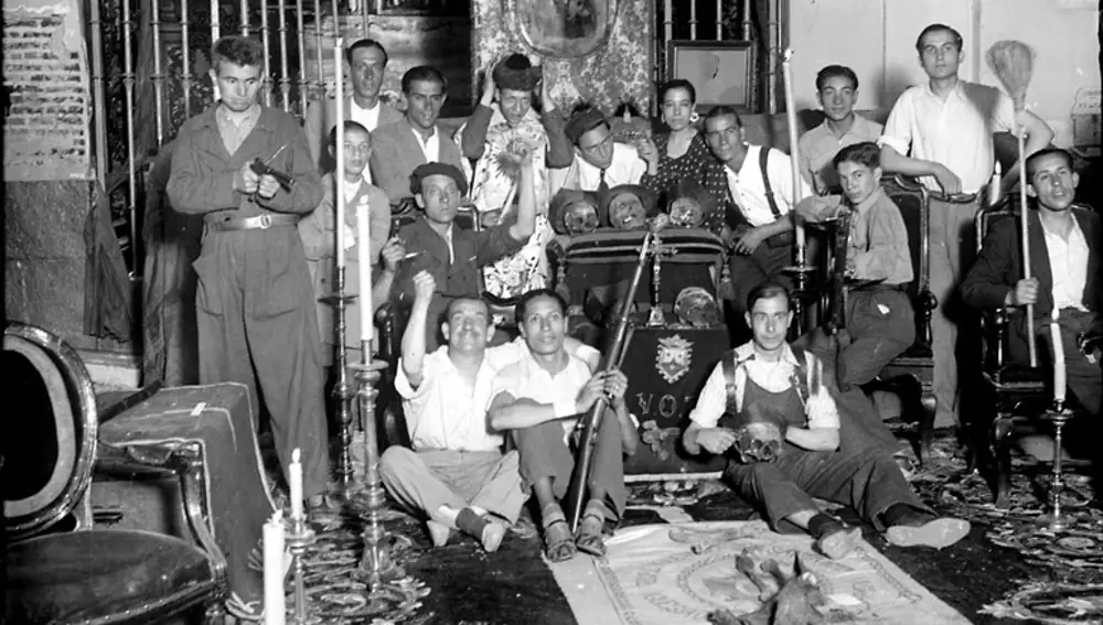 Saqueo de una Iglesia al comienzo de la Guerra Civil por milicianos
