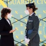 La teniente coronel Silvia Gil Cerdá (d) conversa con la vicepresidenta primera y ministra de la Presidencia, Relaciones con las Cortes y Memoria Democrática, Carmen Calvo, durante el acto de su toma de posesión como nueva jefa de la Comandancia de la Guardia Civil de Teruel. EFE/Antonio García