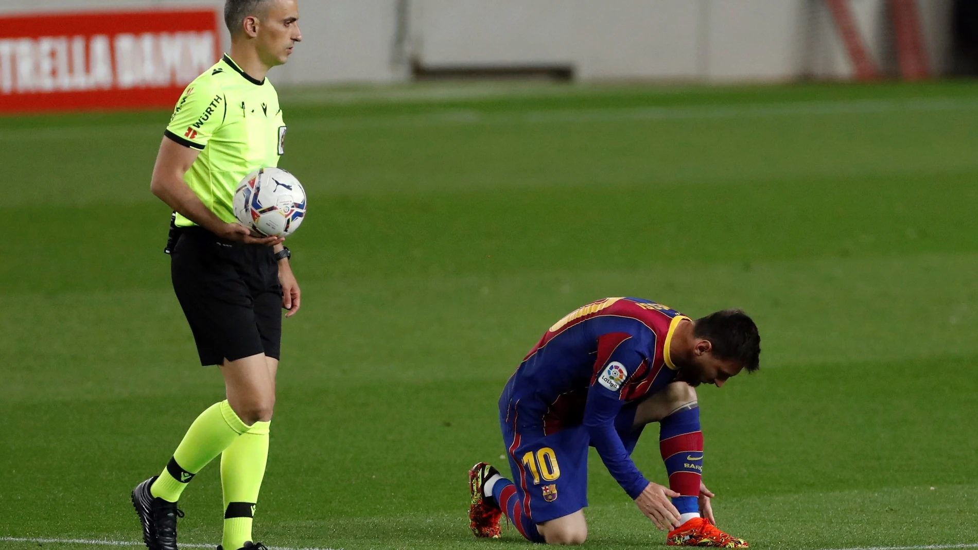 El delantero argentino del FC Barcelona Leo Messi (d), junto al colegiado Santiago Jaime Latre, durante el partido de la jornada 29 de Liga en Primera División contra el Valladolid