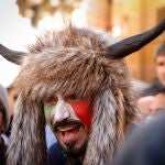 Un manifestante italiano lleva un gorro con cuernos que recordaba a un asaltante del Capitolio de Washington
