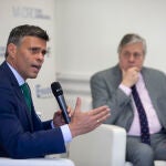 Coloquio de Leopoldo López padre e hijo en la sede de la Deusto