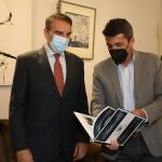 El presidente de la Diputación de Alicante, Carlos Mazón, con el presidente de la Asociación Alicante por el turismo de cruceros, Francesco Balbi
