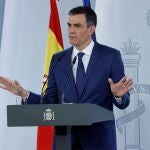 MADRID, 06/04/2021.- El presidente del Gobierno, Pedro Sánchez, en rueda de prensa tras la reunión del Consejo de Ministros, este martes en el Palacio de la Moncloa. EFE/ Zipi