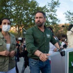 El líder de Vox, Santiago Abascal (d), y la candidata del partido a la presidencia de Madrid, Rocío Monasterio, durante la candidatura para las próximas elecciones del 4 M, en Vallecas