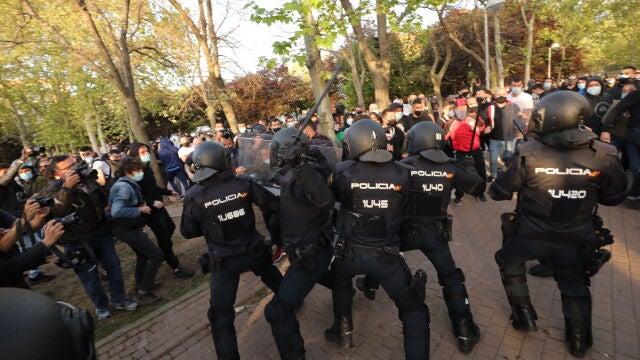 Efectivos de la Policía Nacional han intervenido para evitar un conato de enfrentamiento entre dos grupos de manifestantes en los minutos previos al comienzo del mitin de precampaña electoral de Vox previsto para este miércoles en una plaza del barrio madrileño de Vallecas.