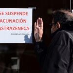 Un hombre trata de ver a través del cristal de un centro de vacunación en Valladolid este miércoles tras el anuncio de la Comunidad de suspender cautelarmente la vacunación contra la covid con viales de AstraZeneca hasta conocer el informe de seguridad que elaborará la Agencia Europea del Medicamiento, lo que afecta a varias vacunaciones masivas previstas.