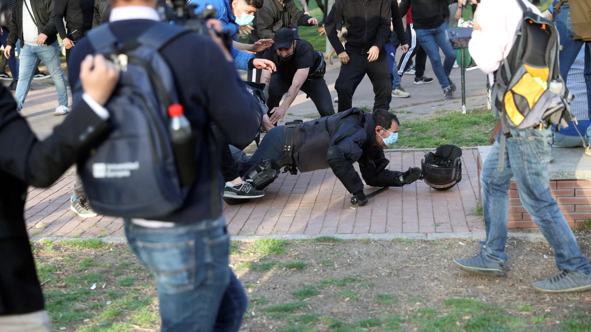 Catorce heridos y dos detenidos en la batalla campal tras el mitin de Vox en Vallecas