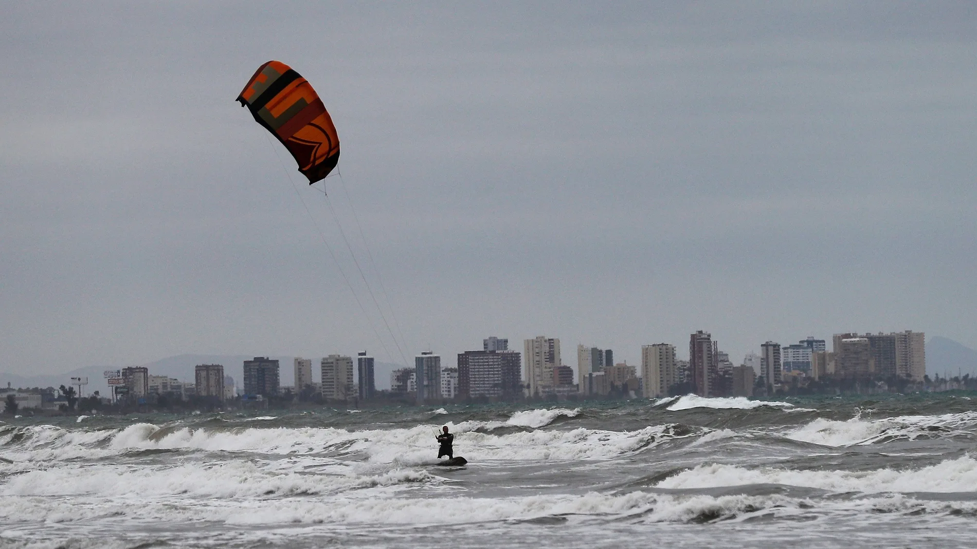 El kitesurf es un deporte habitual en verano