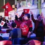 Los miembros de Inuit Ataqatigiit celebran su victoria electoral en Nuuk, la capital de Groenlandia