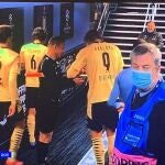 Erling Haaland firma un autógrafo al árbitro asistente rumano Octavian Sovre.
