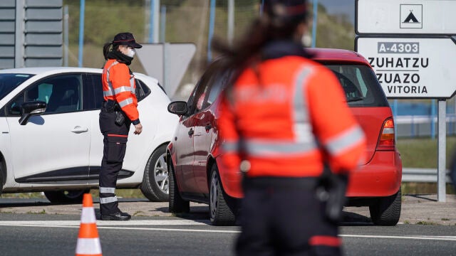 Dos ertzainas, en un control de tráfico en Vitoria