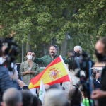 El líder de VOX, Santiago Abascal (c), interviene durante el acto de presentación de la candidatura de Rocío Monasterio