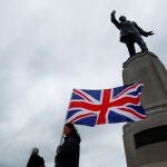 Manifestantes unionistas protestan ayer frente al Parlamento de Belfast