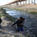Una familia intenta cruzar el Río Bravo hacia Estado Unidos, por la frontera de Ciudad Juárez, Chihuahua (México)