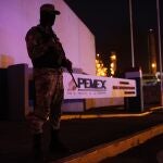MEX9228, MINATITLÁN (MÉXICO), 07/04/2021.- Elementos de la Guardia Nacional resguardan hoy, la refinería Lázaro Cárdenas donde una explosión se registró, en la ciudad de Minatitlán, estado de Veracruz (México). Un fuerte incendio se registró este miércoles en la refinería Lázaro Cárdenas, ubicada en la ciudad de Minatitlán, en el estado mexicano de Veracruz, sin herido ni fallecidos hasta ahora, informó la estatal Petróleos Mexicanos (Pemex). EFE/Angel Hernández