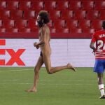 El hombre desnudo en el Granada-Manchester United