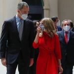 El Rey Felipe VI conversa con la vicepresidenta tercera y ministra de Trabajo, Yolanda Díaz, ayer, a su llegada a la entrega de la VII edición de los Premios Cepyme