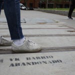 Pegatinas y pintadas que dicen «Vallecas, barrio abandonado», se ven en las calles