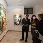 El presidente de la Diputación de Alicante, Carlos Mazón, durante su visita a la exposición de María Jesús de Frutos
