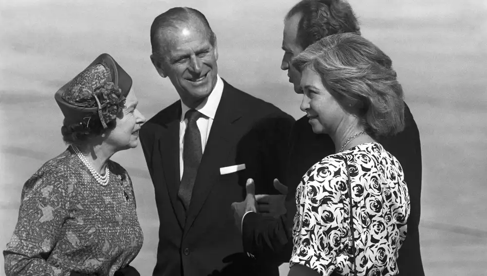 GRAF718. LONDRES, 09/04/2021.- Fotografía de archivo (Palma de Mallorca, 24/10/1998) del duque de Edimburgo (2i), junto a la reina Isabel II y los reyes de España Juan Carlos y Sofía en el aeropuerto de Son San Juan, al término de una visita de Estado en España. El duque de Edimburgo, el príncipe Felipe, marido de la reina Isabel II, ha muerto a los 99 años, según anunció la Casa Real británica en un comunicado. EFE/M.H. de León - SOLO USO EDITORIAL/SOLO DISPONIBLE PARA ILUSTRAR LA NOTICIA QUE ACOMPAÑA / UN SOLO USO (CRÉDITO OBLIGATORIO) - (Recursos de archivo en www.lafototeca.com. URL http://bit.ly/1mdW7Q6)