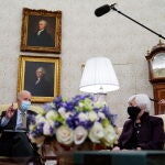 Joe Biden recibe a la secretaria del Tesoro, Janet Yellen, en el Despacho Oval el pasado 9 de abril