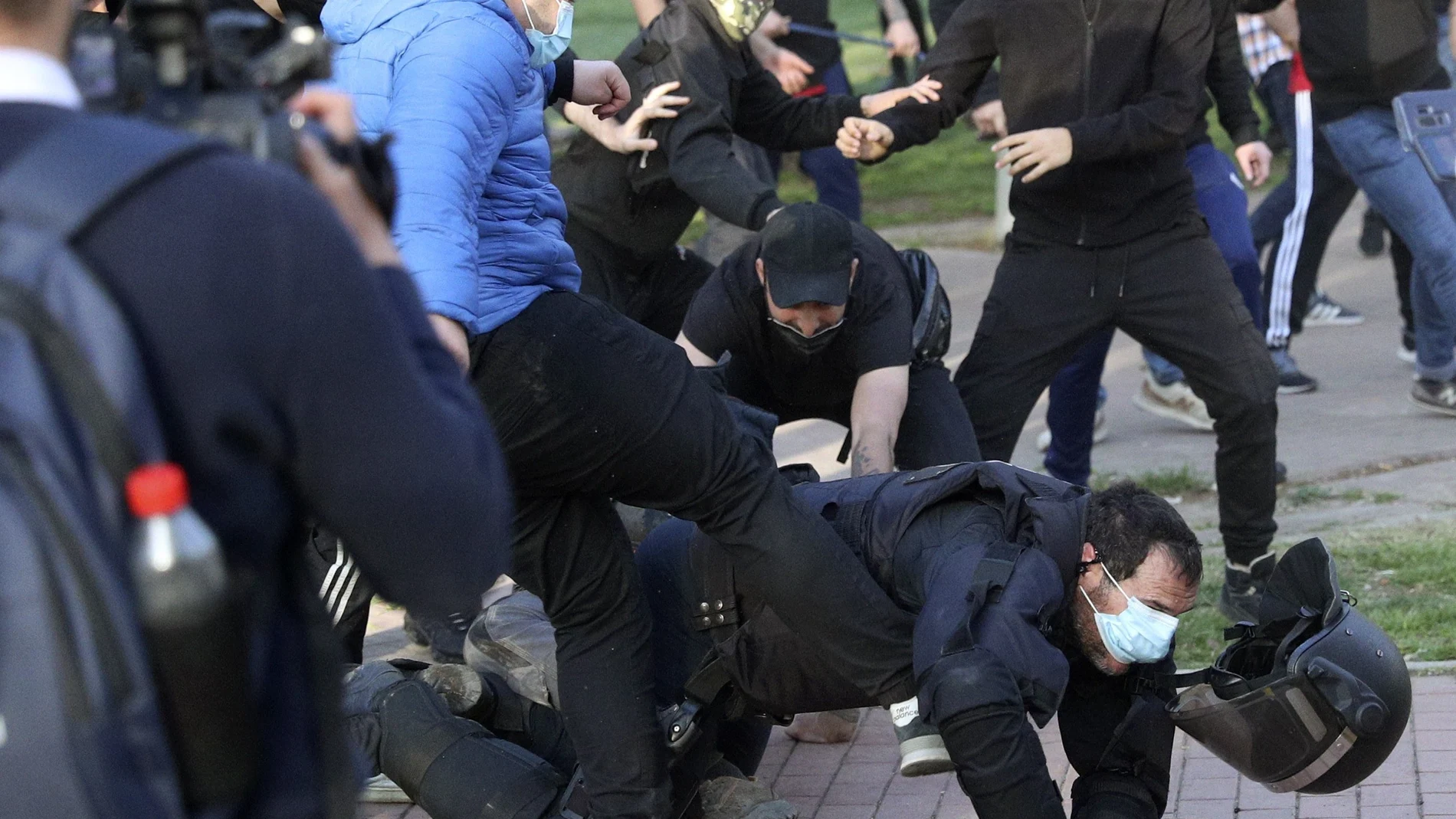 Agente de la Policía agredido en los disturbios de Vallecas. EFE/Rodrigo Jiménez