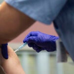 Una trabajadora sanitaria administra la primera dosis de la vacuna AstraZeneca contra la covid-19 a una persona. Alberto Ortega / Europa Press