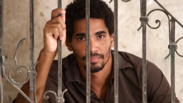 AME7765. LA HABANA (CUBA), 05/04/2021.- Fotografía de archivo fechada el 3 de diciembre de 2020 que muestra a Luis Manuel Otero Alcántara, artista, disidente y líder del Movimiento San Isidro (MSI), mientras posa para Efe durante una entrevista en casa de su familia, en La Habana (Cuba). Otero Alcántara fue arrestado este lunes tras convocar una fiesta infantil en su domicilio en La Habana y repartir caramelos a niños, un día después de protagonizar junto a decenas de personas una protesta improvisada contra el Gobierno de Miguel Díaz-Canel. EFE/ Yander Zamora /ARCHIVO