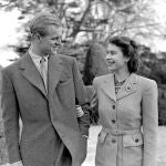 El duque de Edimburgo junto a la reina Isabel II en una imagen de archivo