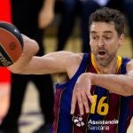 Pau Gasol intenta asistir a un compañero ante el Bayern