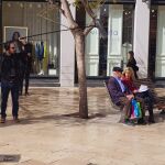 Un técnico de sonido graba sin permiso una conversación privada entre la concejal Torrado y un ciudadano, mientras tras él, un cámara registra también las imágenes sin ningún tipo de autorización. El PP asegura que los mandó el concejal Giuseppe Grezzi.
