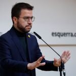 El candidato de ERC a la presidencia de la Generalitat, Pere Aragonès, atiende a los medios tras reunirse con el equipo que negocia el pacto por la investidura, este sábado en la sede del partido en Barcelona.