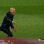 Zidane, en la banda del Alfredo di Stéfano durante el Clásico