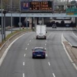 Paneles informativos en la C-31 en L´Hospitalet de Llobregat que recuerdan la movilidad limitada en la comarca