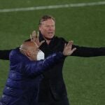 Ronald Koeman protesta al árbitro Gil Manzano durante el clásico contra el Real Madrid.